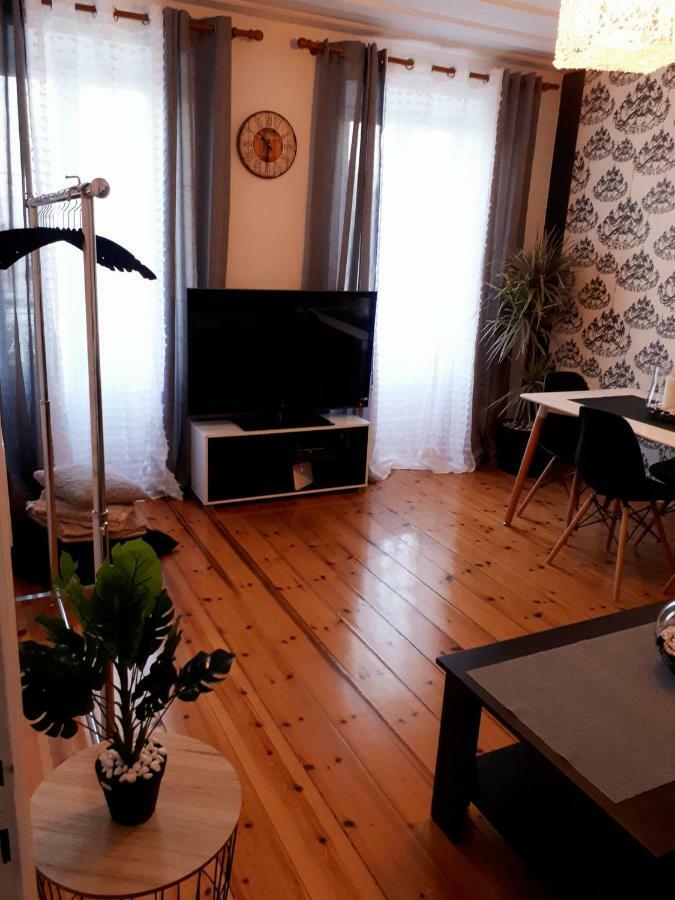 Laval Apartment Mantouki Eksteriør bilde